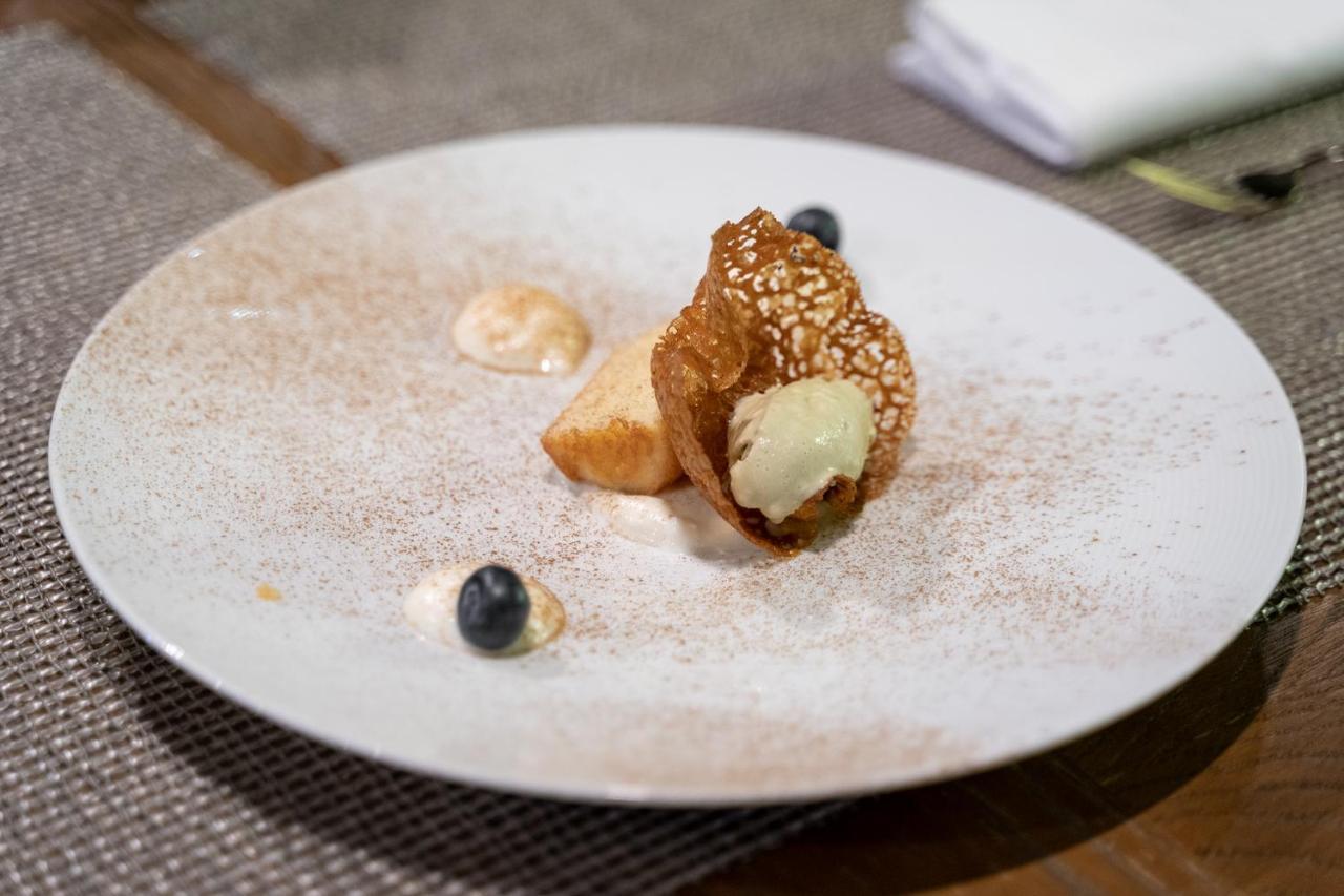 Grand Hotel Campione Campione dʼItalia Exterior foto A dessert at the restaurant