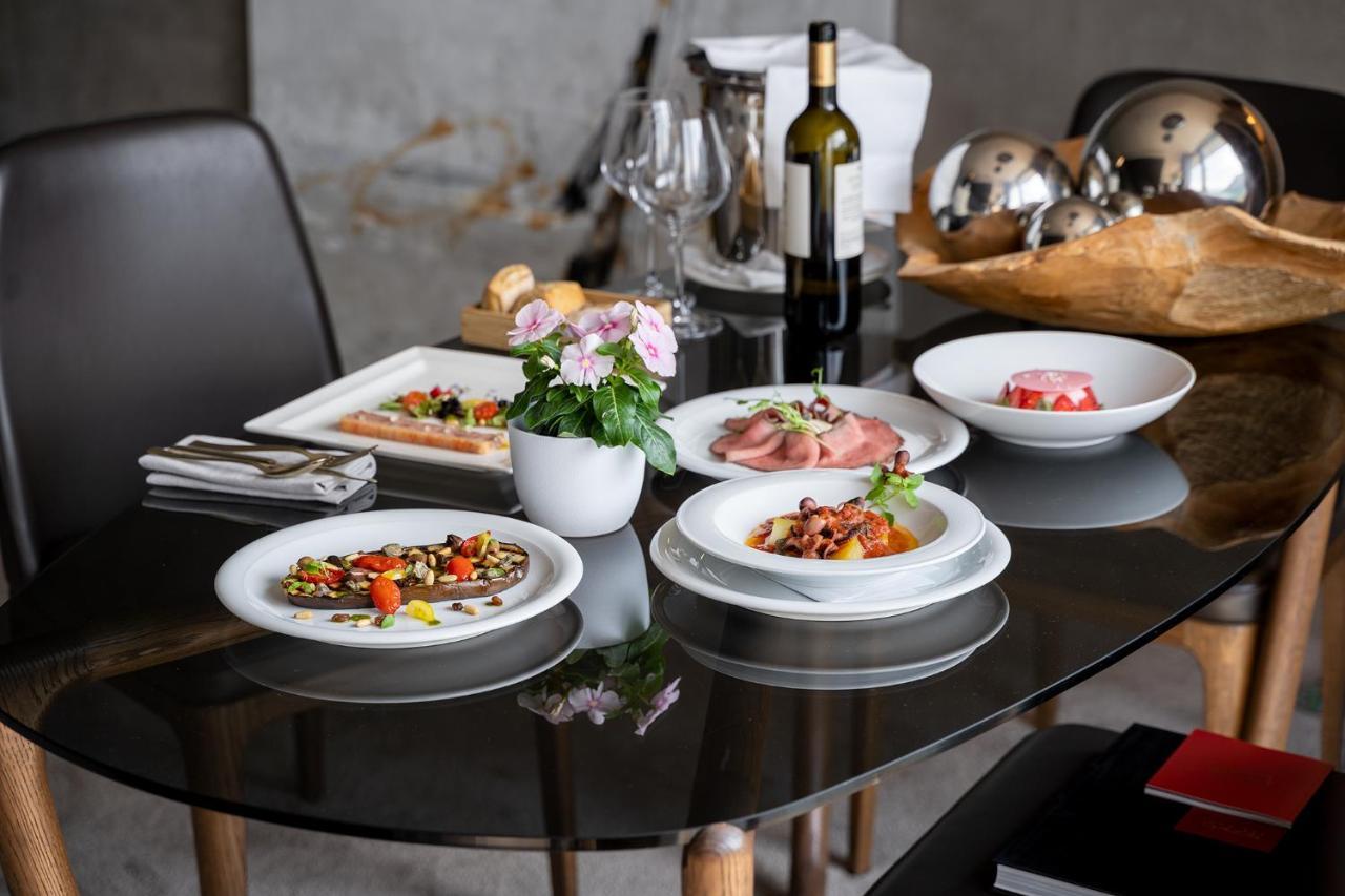 Grand Hotel Campione Campione dʼItalia Exterior foto A selection of tapas