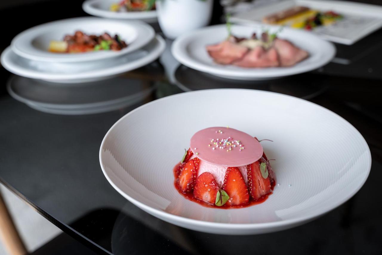 Grand Hotel Campione Campione dʼItalia Exterior foto A strawberry dessert