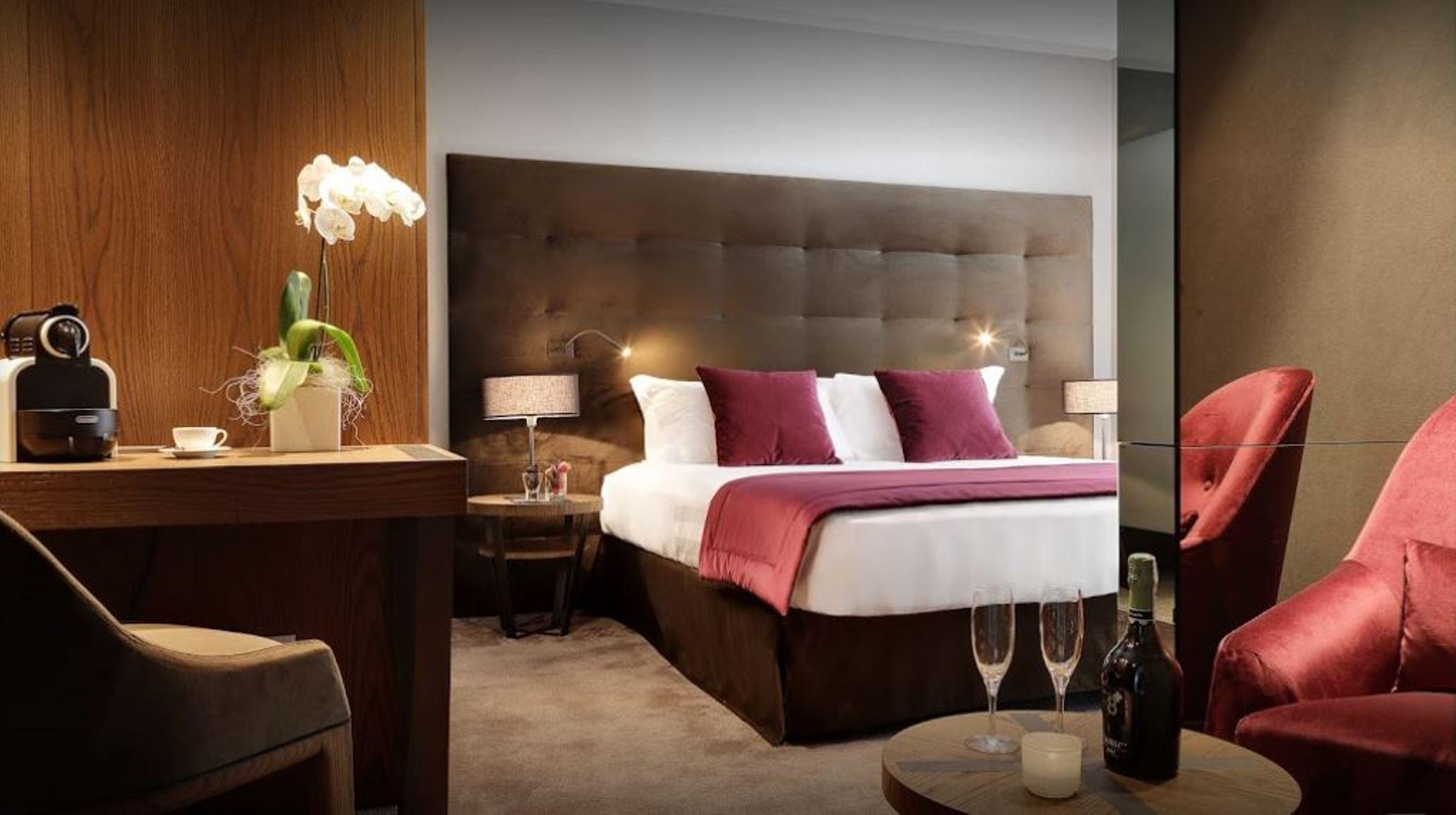 Grand Hotel Campione Campione dʼItalia Exterior foto A bedroom at the hotel