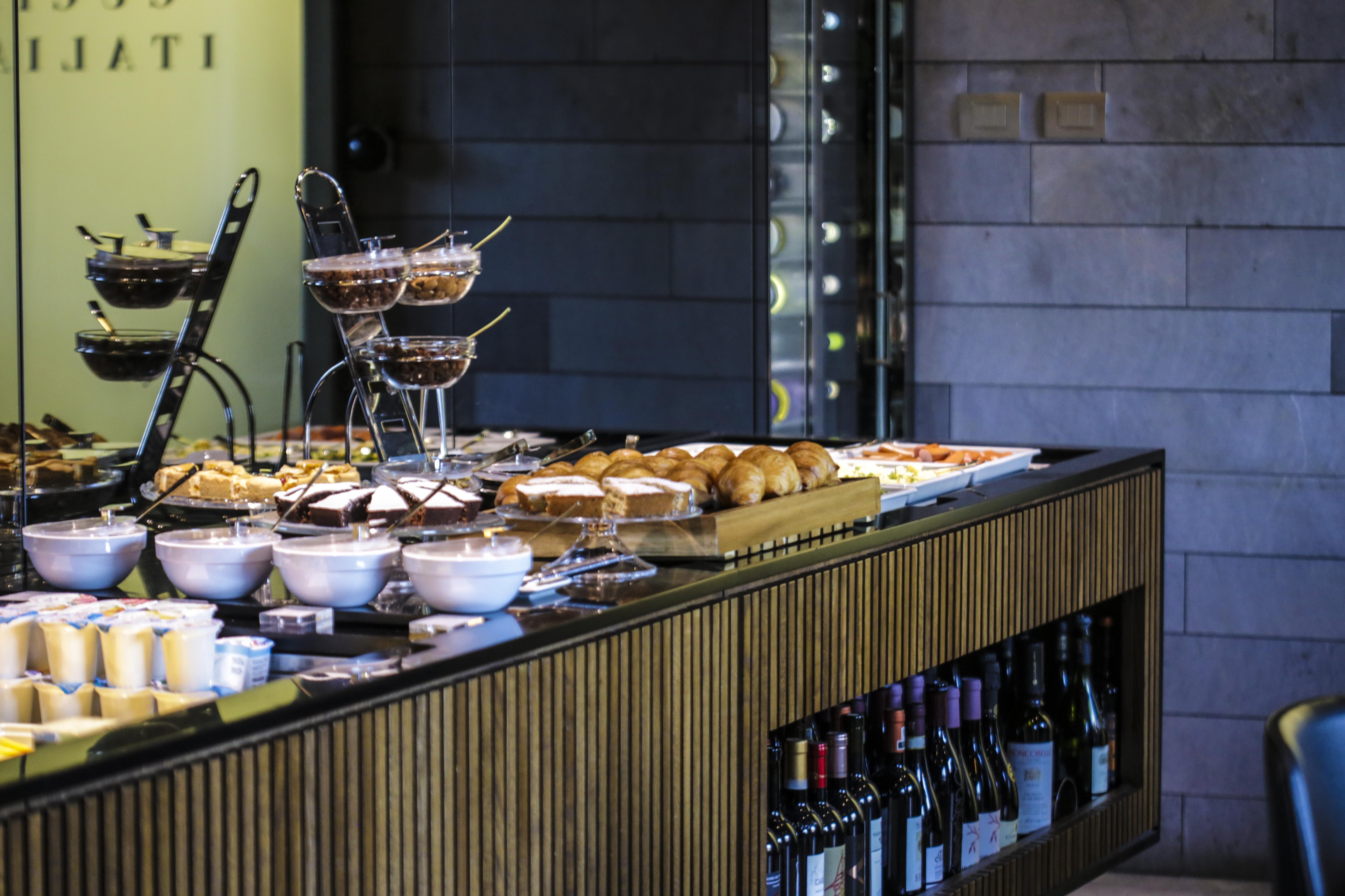 Grand Hotel Campione Campione dʼItalia Exterior foto A buffet at a hotel