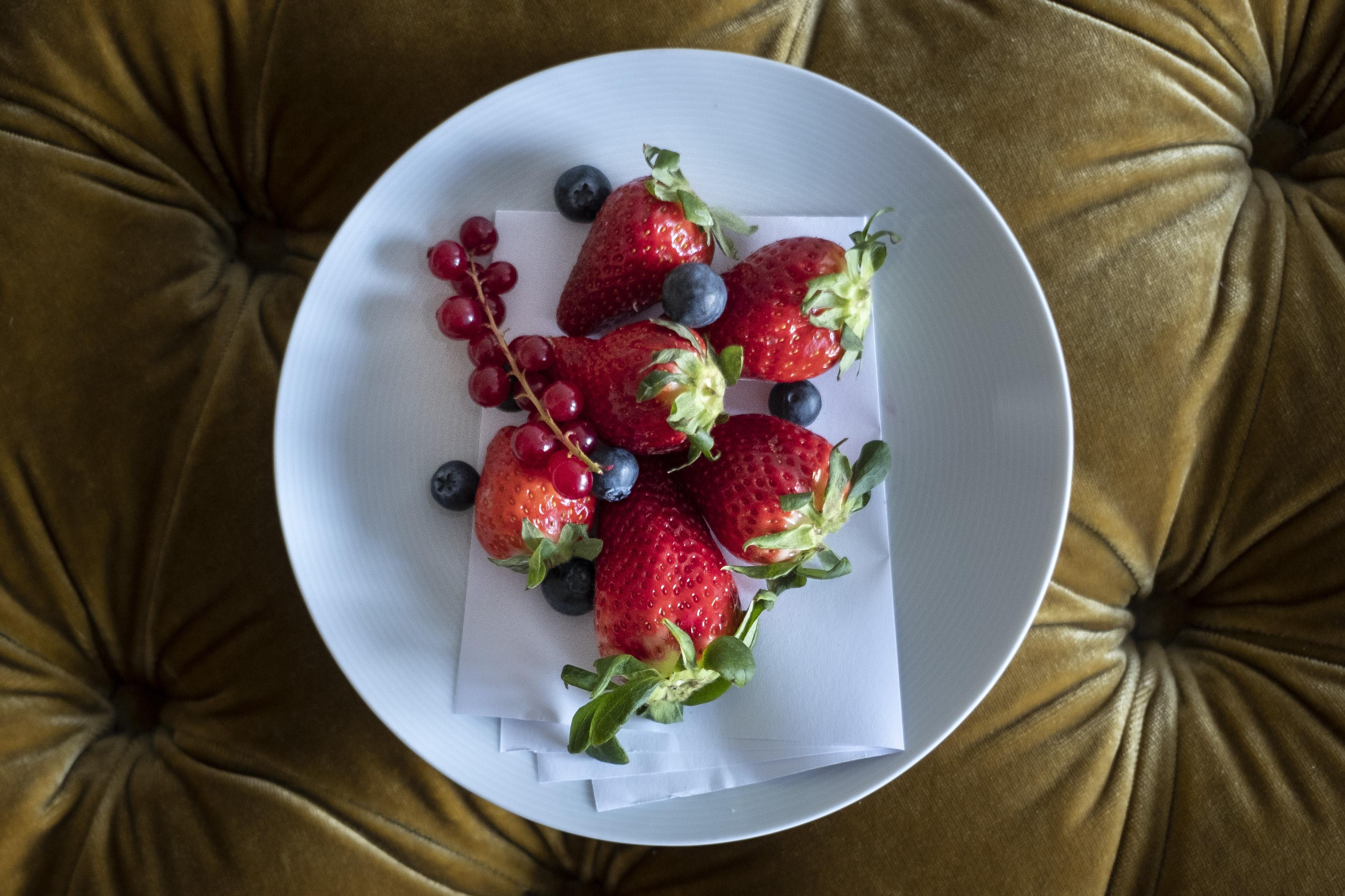 Grand Hotel Campione Campione dʼItalia Exterior foto Strawberries and blueberries