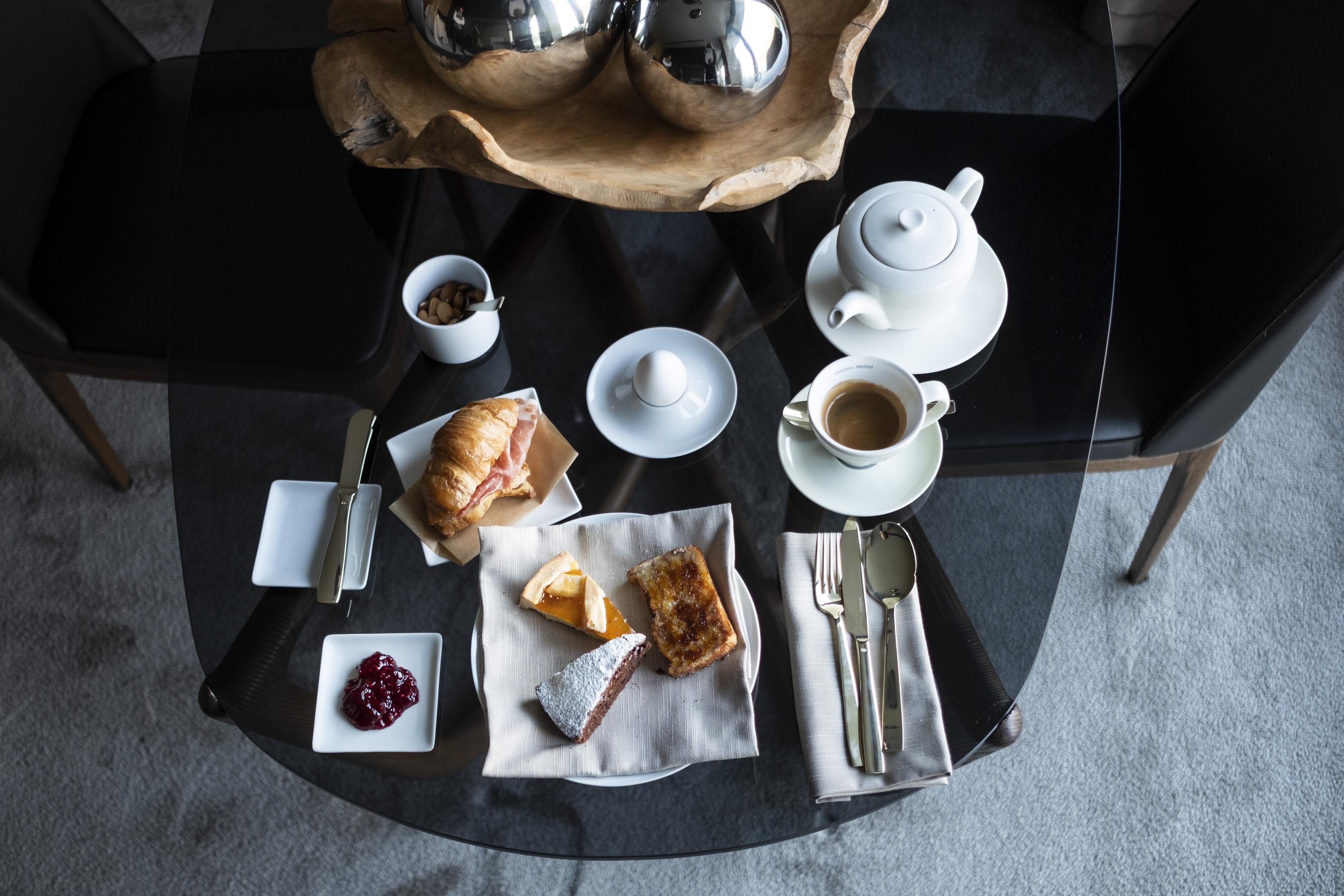 Grand Hotel Campione Campione dʼItalia Exterior foto A typical breakfast at the hotel