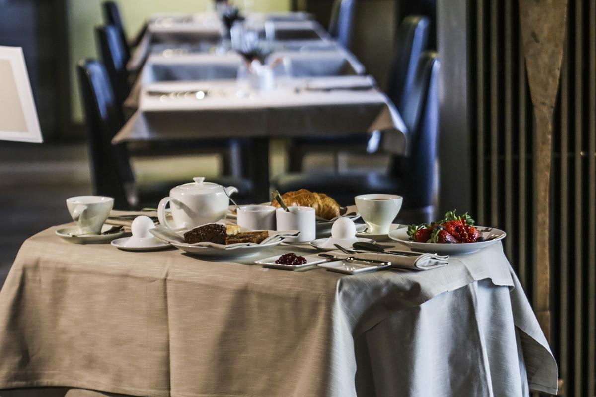 Grand Hotel Campione Campione dʼItalia Exterior foto A table set for afternoon tea