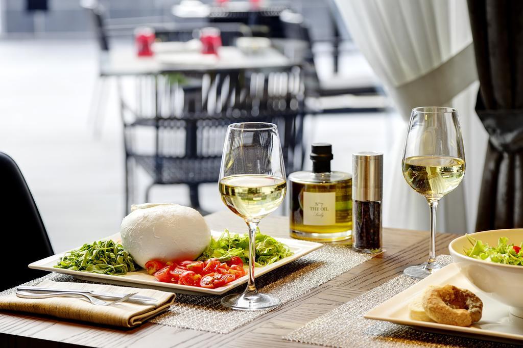 Grand Hotel Campione Campione dʼItalia Exterior foto Mozzarella with tomatoes and olive oil