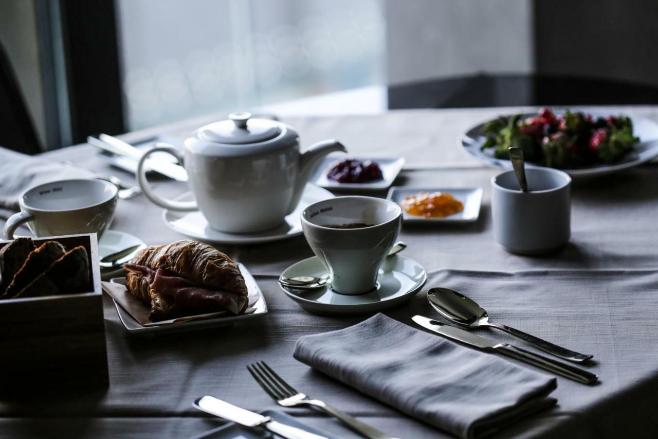 Grand Hotel Campione Campione dʼItalia Exterior foto A breakfast table